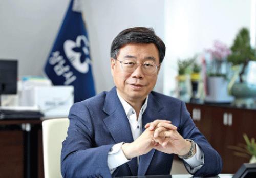 국힘 소속 성남시장 "尹부부 구속, 스스로 판 무덤…불쌍"