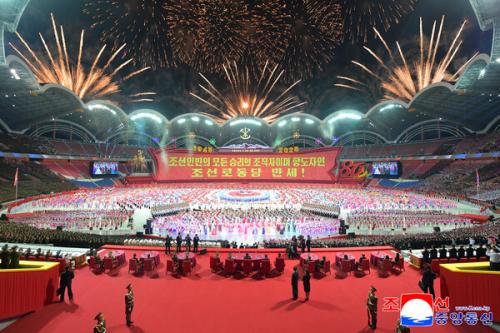 김정은의 ‘잔인한 쇼’…10만명 동원된 평양의 밤, 인류 양심을 짓밟다