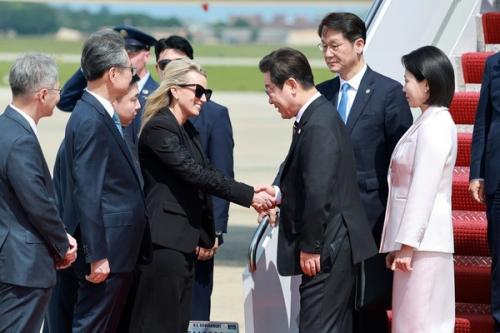 前 대통령들과 달리…‘간소’했던 李 대통령 공항 의전