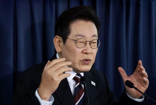 말뿐인 ‘통합’ 李, ‘투쟁’ 앞세우는 鄭...엇박자 속 끌려가는 정부