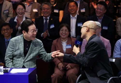 李대통령 옆자리 홍석천 "잘생기셨는데 제스타일 아냐" 너스레