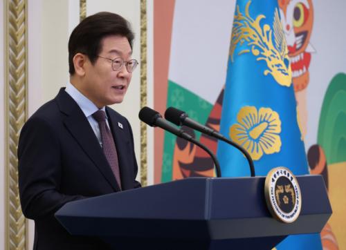 李 대통령 지지율 2주연속 하락 56%, 민주 44%·국민의힘 25%