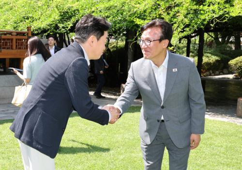 불안한 출발 김민석 ‘당정 밀착’ 시동...‘난제’ 공소취소 여론에 달렸다