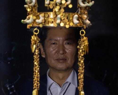 왕관 쓴 정청래 사진에..."대통령 있는데 왕노릇 하고싶나" 때아닌 설전