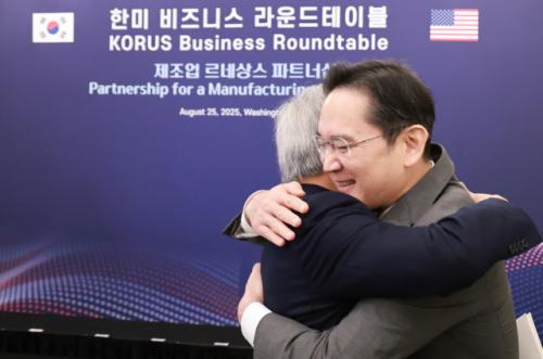 젠슨황, 이재용과 뜨거운 포옹…李대통령과도 담소 나눠