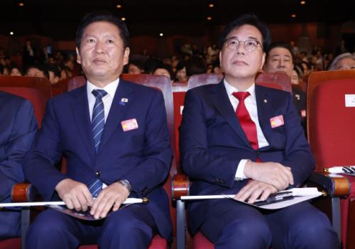 "악수도 안 하겠다"던 정청래, 국힘 전대에 '축하난' 눈길