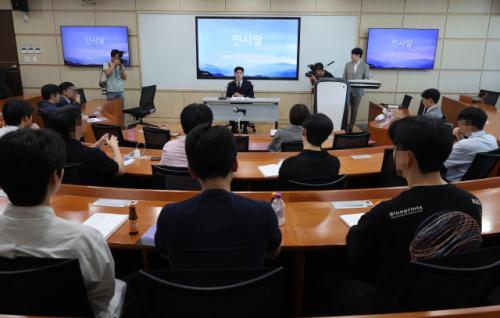 의대생들 '학사유연화' 요구…의대 밖은 부정적 분위기