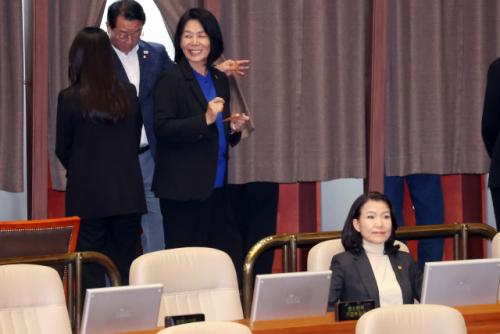 '굳은 표정' 이진숙 뒤 '함박 웃음' 최민희…"축출해서 신나나"