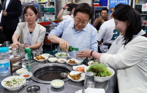 앞치마 입고 '소맥' 제조한 李 "금요일 저녁, 행복하게!"