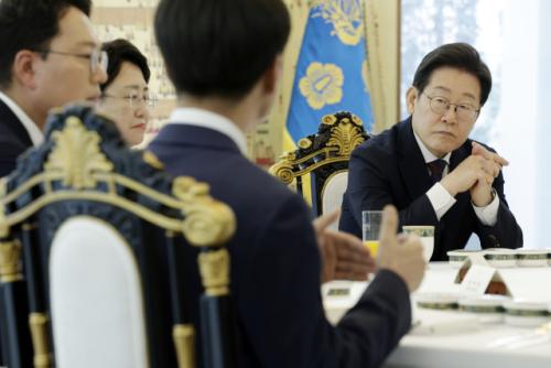 李 대통령, 野 5당 지도부 오찬, '조국 사면' 건의, 즉답 안 해