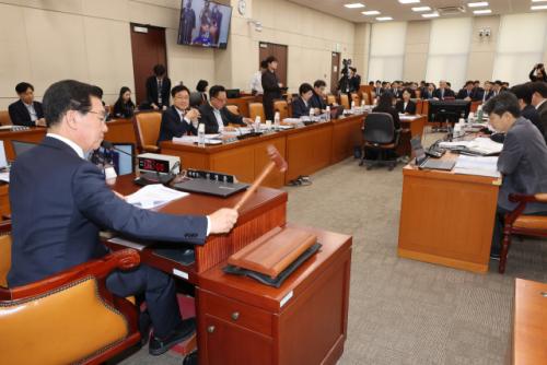 노동절에 공무원도 쉰다…법정 공휴일화 '초읽기'