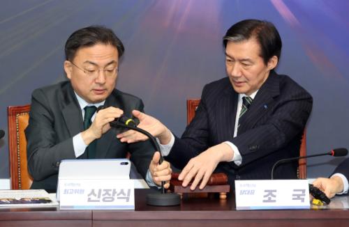 "민주당, 합당 프로포즈 뒤 시누이들 나타나 김치 싸대기때리는 느낌" 신장식의 일침