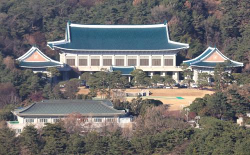 靑 "美-이란 합의 타결되길…중동평화 회복·호르무즈 개방 계기로"