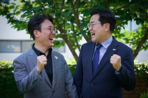 박찬대·김민석 '활짝 웃으며 포옹' "DJ가 발탁하고 이재명이 중용, 새벽 오기 전 어둠 가장 깊어"