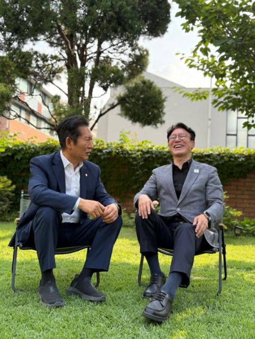 박찬대 이어 정청래도 김민석과 포옹 "'곧 총리'님 응원"