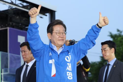 이재명 "가덕도 신공항, 책임 있게 추진…K배터리로 경제 재충전"