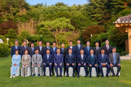 李 대통령, 與 원내지도부와 만찬. "당정간 호흡이 성공 밑거름"