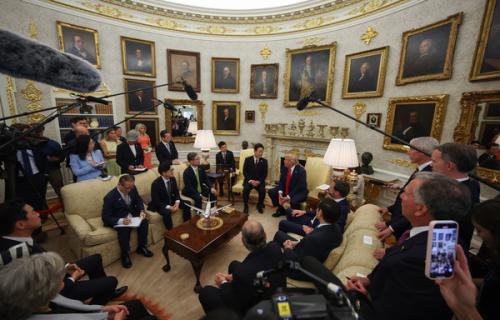 李 "김정은 만나달라" 트럼프 "올해 만나고 싶다"…조선협력도 논의