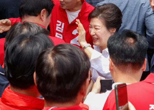 "보고 싶다는 말에 마음 뭉클"…박근혜, 김문수 유세 뒤 서문시장 행보