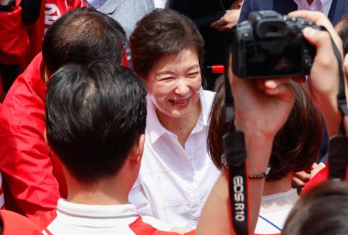 [르포] "보고싶었습니다" '박근혜' 이름 울려 퍼진 서문시장… 눈물 흘리는 시민도