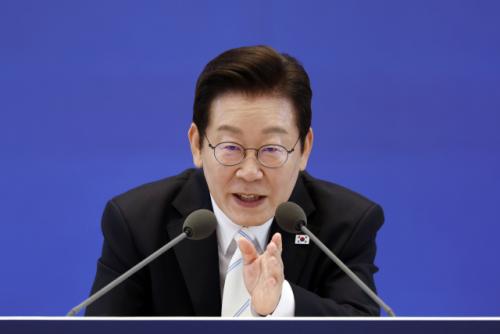 [취임 100일] <민생경제> 李 "부동산 후속 대책 계속 낼 것" "대주주 기준 강화 고집 안해"