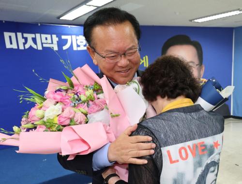 '포스트 김부겸' 고심 깊어지는 민주당…"바다에 닿기 위해 나아갈 것"