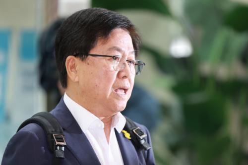 최교진, '비속어 논란'도…박근혜 퇴진 집회서 "잘가라 XXX"