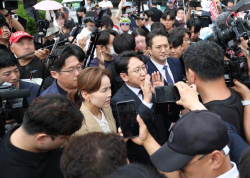 민주당 의원들, 올림픽공원 찾았지만 시민들 반발에 발길 돌려