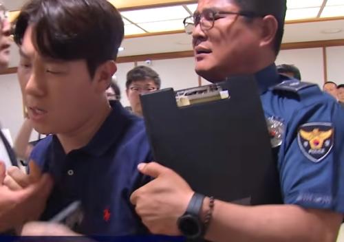 '패가망신 발언' 항의하러 갔던 野 보좌진, 경찰에 목덜미 잡혀