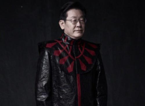 "李대통령이 왜 이 옷을?"…故신해철 무대의상 입은 사진, 사연은