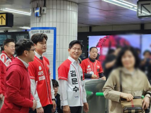 서울 출근길 유세 나선 김문수…"내부 총질 그만" 시민 쓴소리도 이이져