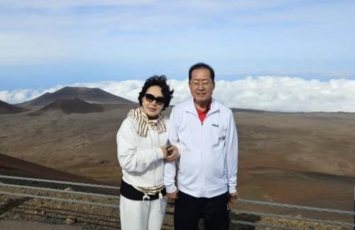 홍준표, 부인과 하와이 최고봉 올라 "오늘 나는 구름 위 손오공"