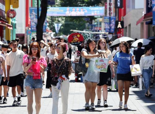 국정위, '中 단체관광객 한시적 무비자 입국' 정부에 제안