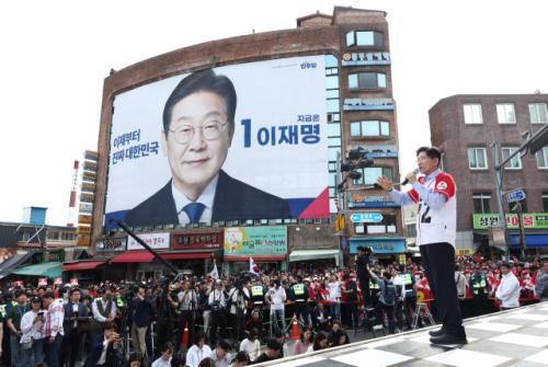 [시사뒷담] '밀양대첩?' 이재명 대형 현수막 아래 김문수 유세 두고 김경수 "우서영 작품"