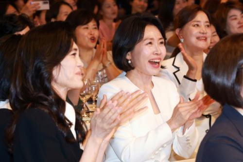 '화이트' 김혜경 여사 옆 '블랙' 이부진…공개 행사서 만났다
