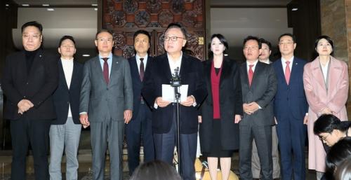 韓 제명으로 둘로 쪼개진 국힘, 지방선거 앞두고 태풍 속으로