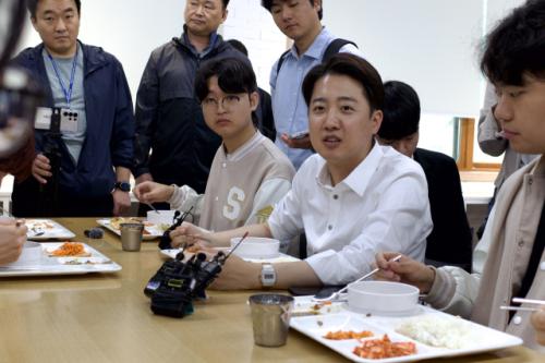 경북대·부산대·서울교대·건대입구…이준석 대학가 공략, "청년 표심 잡는다"