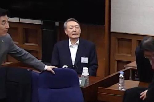 국회 尹 사진 철거…우원식 "내란우두머리 사진, 헌법 정신에 부합하지 않아"