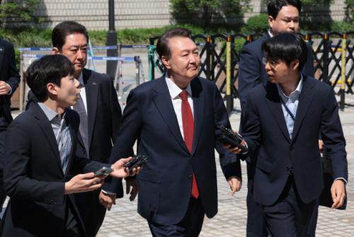 윤석열 전 대통령, 침묵 지키며 '내란 혐의' 5차 공판 출석