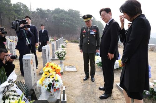 李 "사과하란다고 北이 하겠나"…野 "호국 영령에 대한 모독"