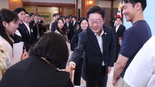 李대통령 "젊어서 고생 사서도 한단 말, 이젠 뺨 조심해야…나도 '꼰대'"