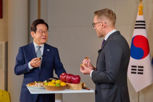 李대통령, CNN서 경주빵·귤 '먹방'…"韓 민주주의 위대"