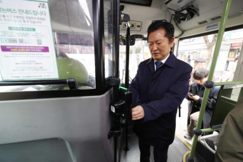 정청래, 지하철·버스 타고 출근…"저는 젊어요" 자리도 양보