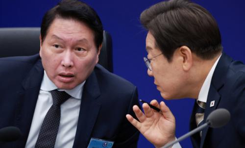 [속보] 李대통령, 최태원 만나 "회장님 애쓰셨다…"한국 지금 깔딱고개 넘는 중"