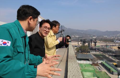 김민석 총리, BTS 공연 직접 점검…"국민 관심과 불편 인식해야"