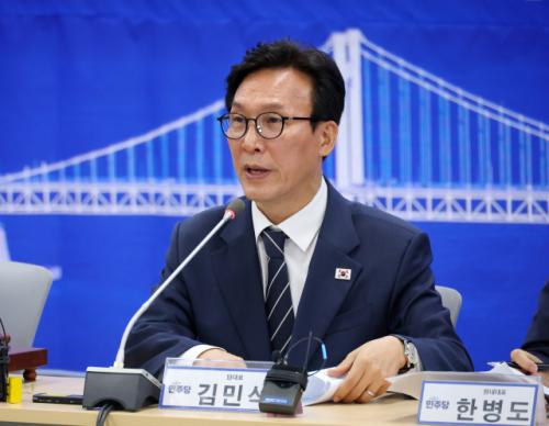 김민석, 첫 회의서부터 기강잡기…"비공개 사안 유출시 퇴출"