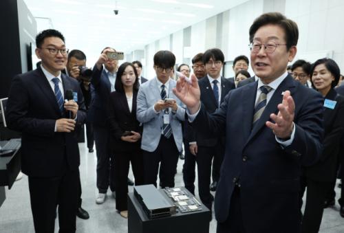 이 대통령 "경부고속도로 산업화 이끌었듯 AI시대 고속도로 구축"