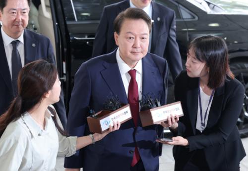 [속보] 尹, 10시 14분부터 조사 시작…대리인단 "정치적 선동·혐의 인정 안돼"