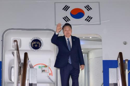 尹 순방길 전용기에 '참이슬 프레쉬' 페트 10병 실렸다