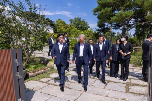 치열한 순회경선 거친 與 당권…'野 대표는 권위도 없다'